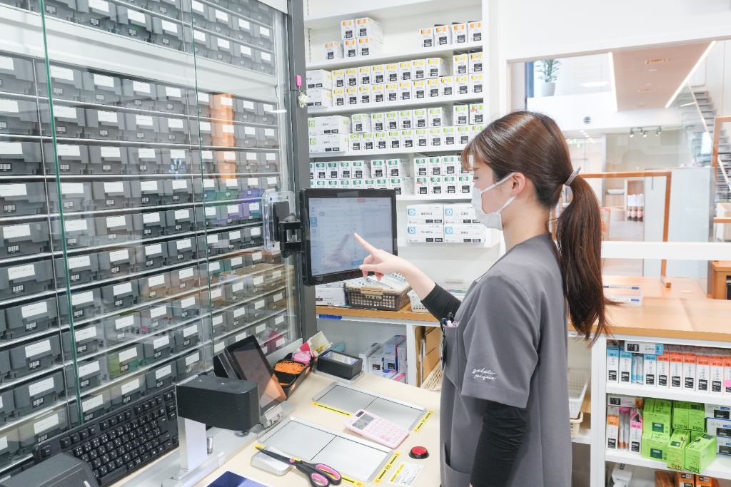 ドラッグステーションを操作する薬剤師