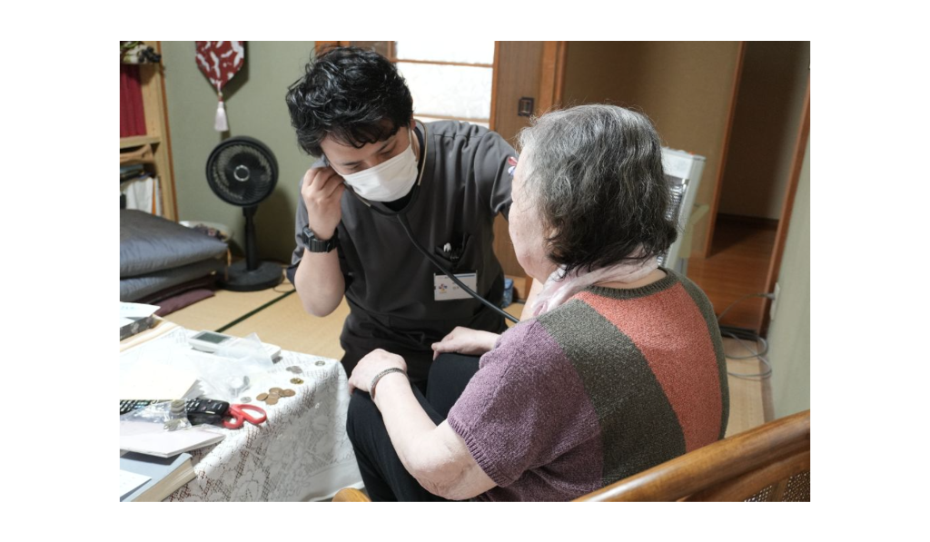 在宅医療で患者さまの聴診を行う薬剤師