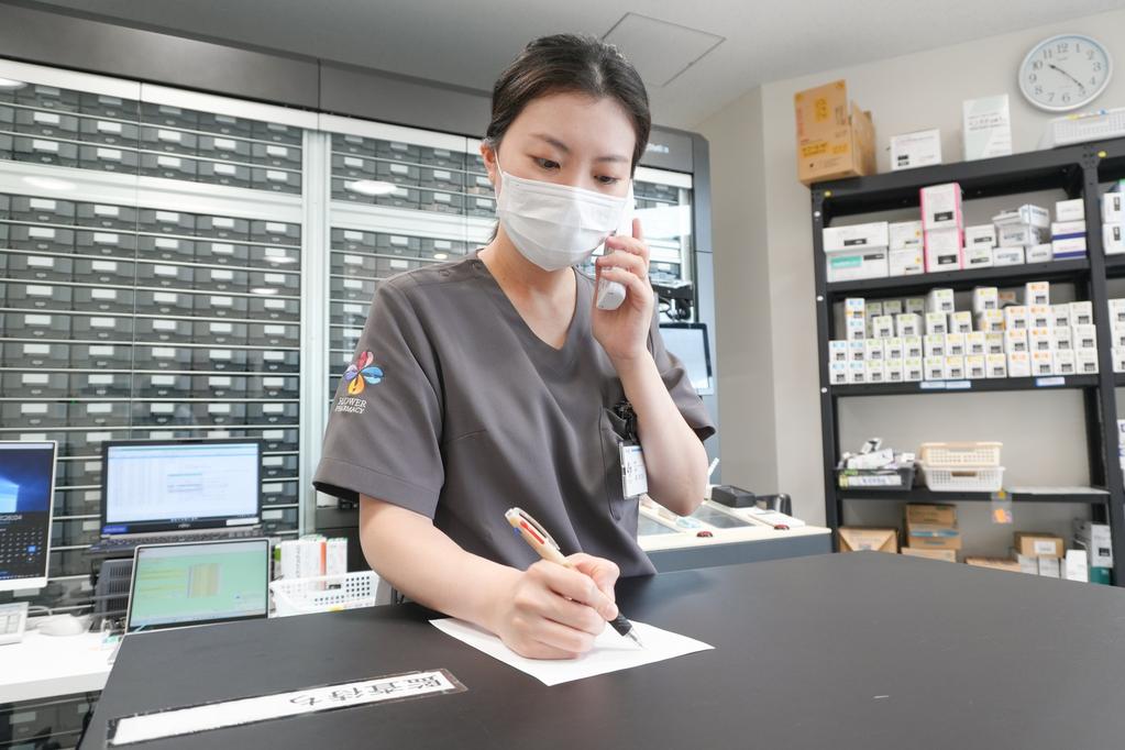 電話で服薬フォローアップを行う薬剤師